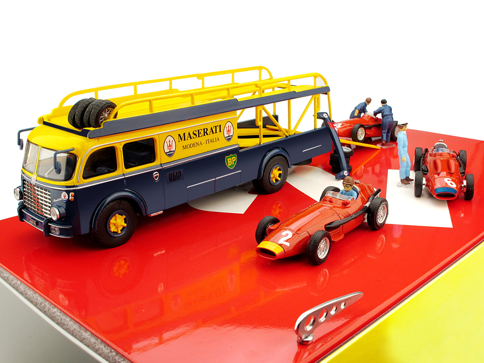 I piloti sono Juan Manuel Fangio, Harry Shelly e Jean Behra su Maserati 250F.