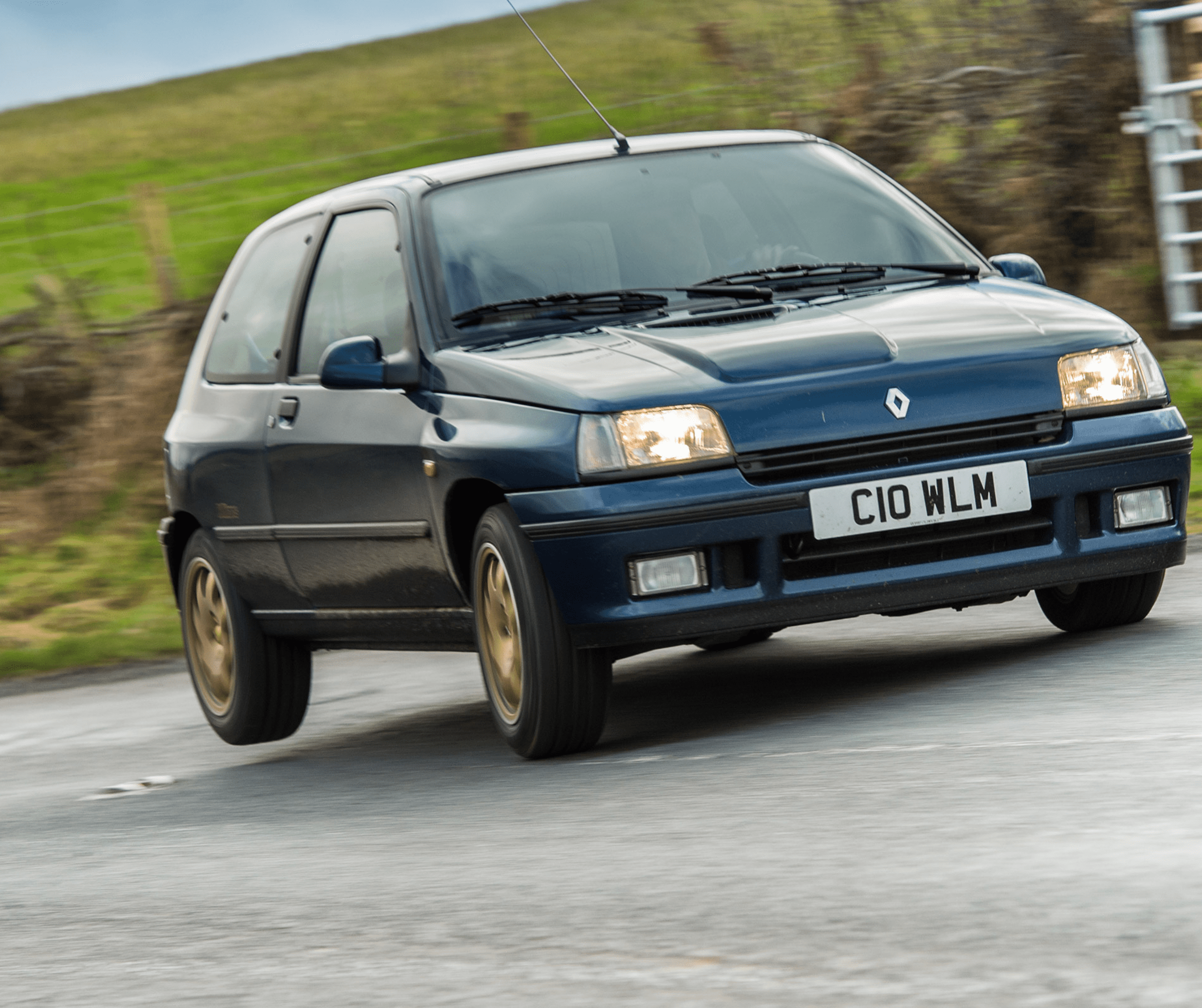 La Clio abbandona la tradizionale denominazione numerica che aveva contraddistinto i modelli Renault. Il suo nome è un omaggio alla musa greca della storia.
