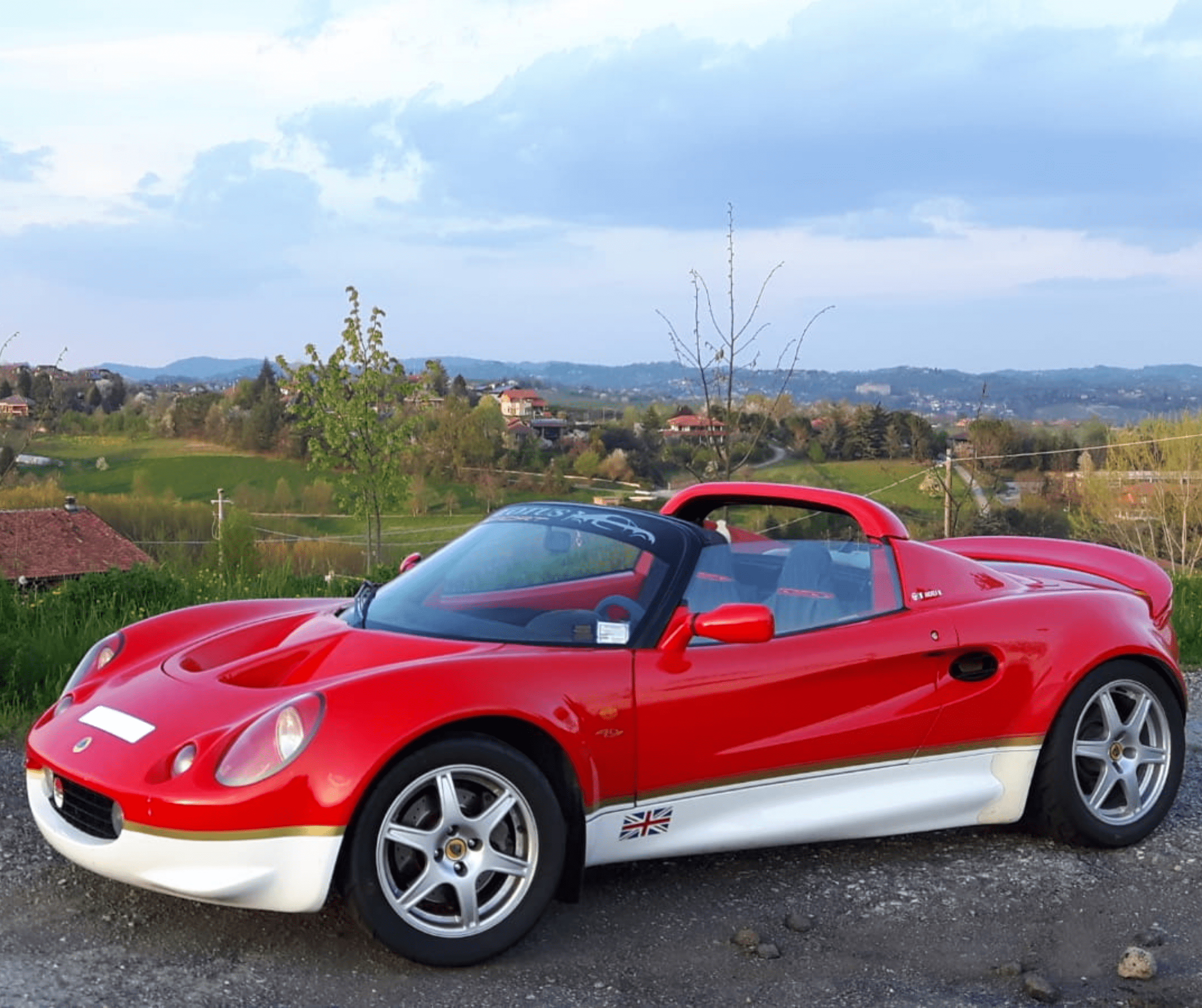 La Elise è l’auto simbolo della rinascita Lotus. Il suo nome è un omaggio alla nipote di Romano Artioli.