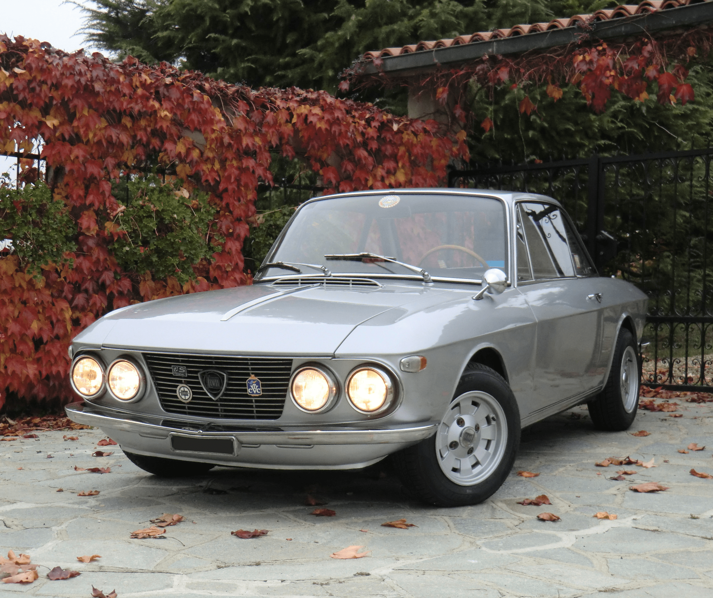 La linea senza tempo della Fulvia Coupé è opera della matita di Piero Castagnero, che si ispirò al motoscafo Riva.