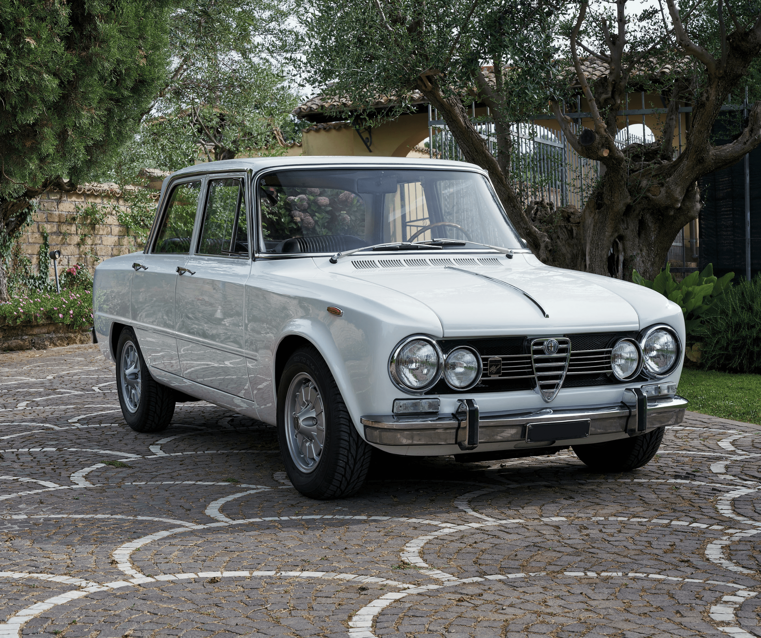 Prodotta tra il ‘62 e il ’77, la Giulia è stata protagonista indiscussa dei polizieschi all’italiana.