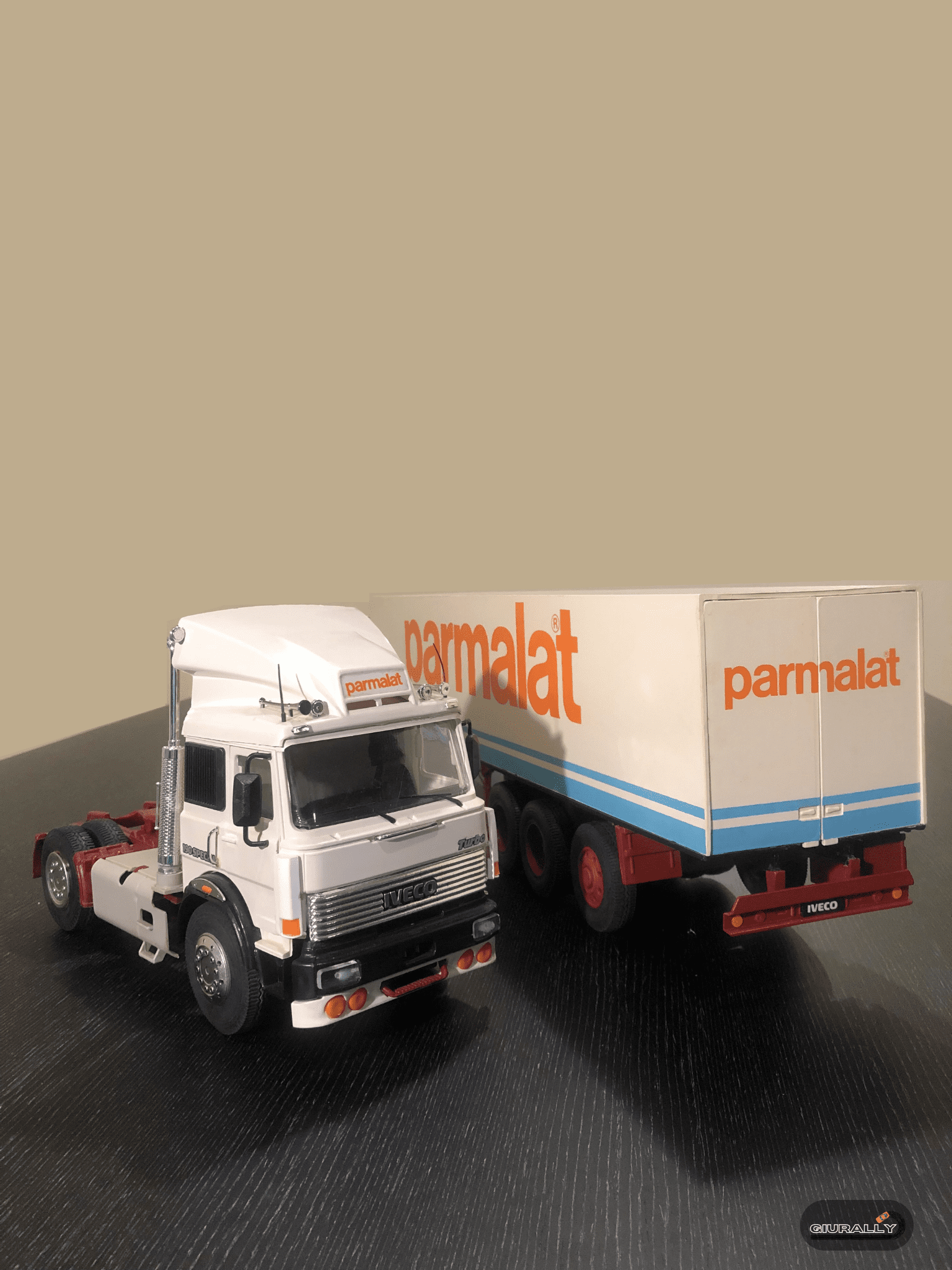 Il 190.30 Special è una riproduzione fedele e mastodontica, che dotata di rimorchio arriva quasi a toccare il metro di lunghezza.