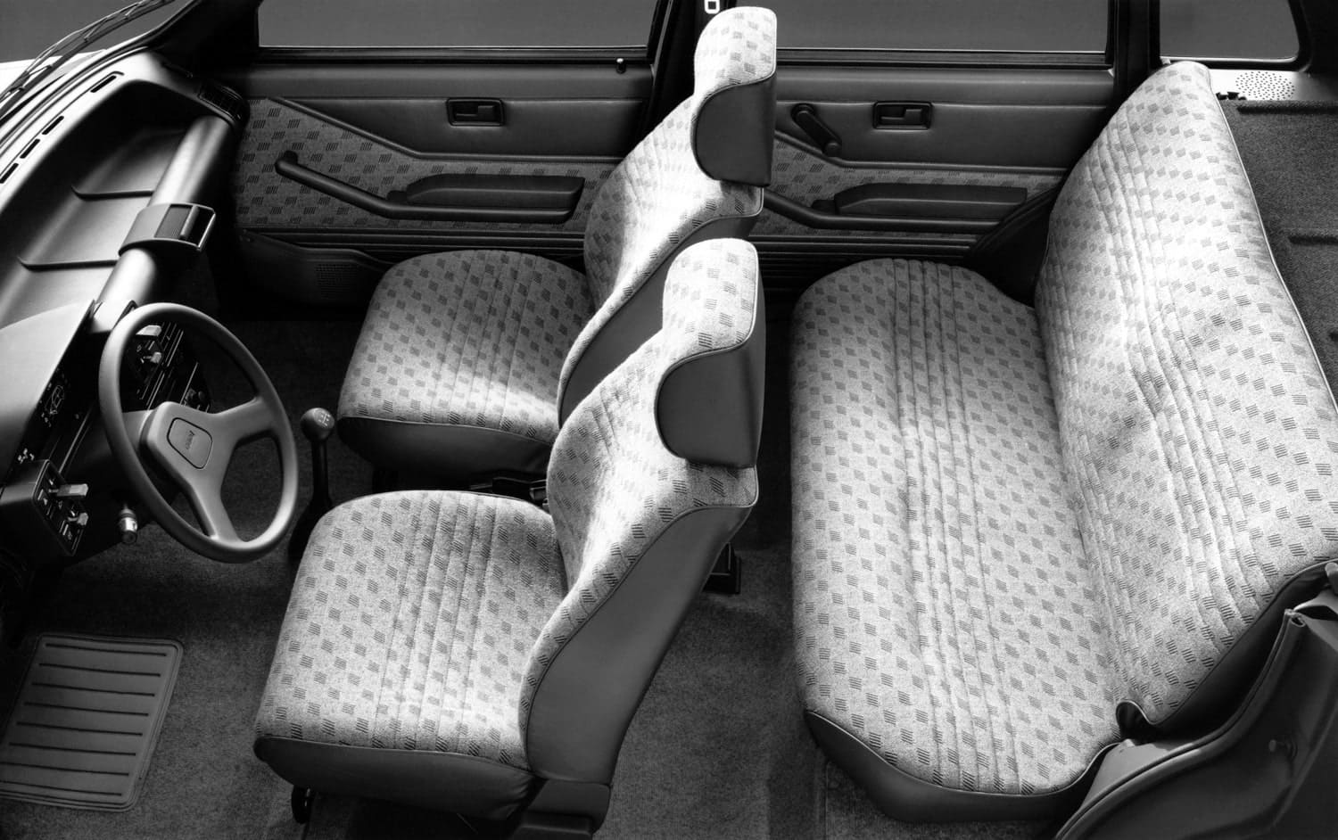 Le ampie superfici vetrate garantiscono una visibilità ottimale e il tetto alto restituisce un’immagine più spaziosa del veicolo.