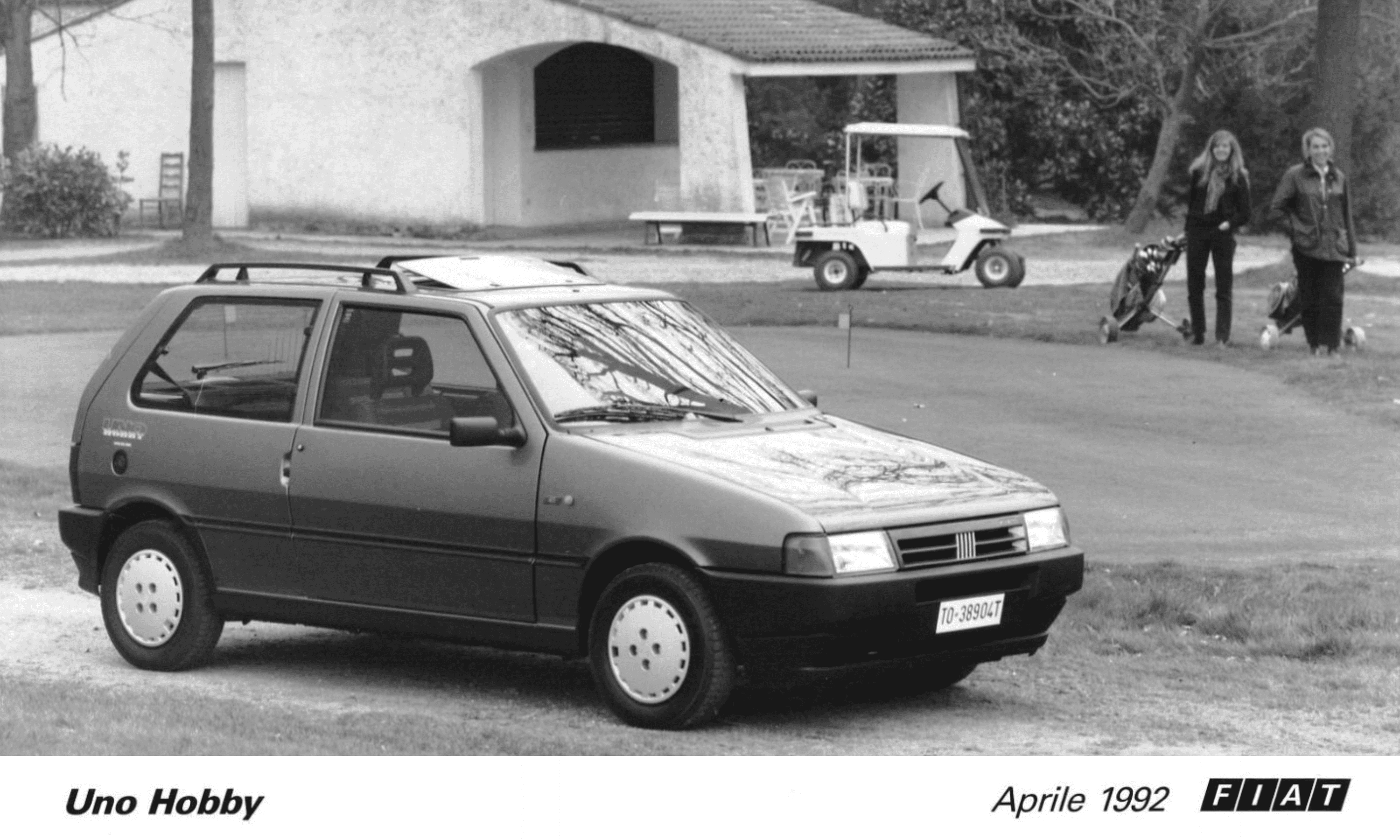 La Hobby del 1992 è dotata di barre portatutto e tettuccio aprile.